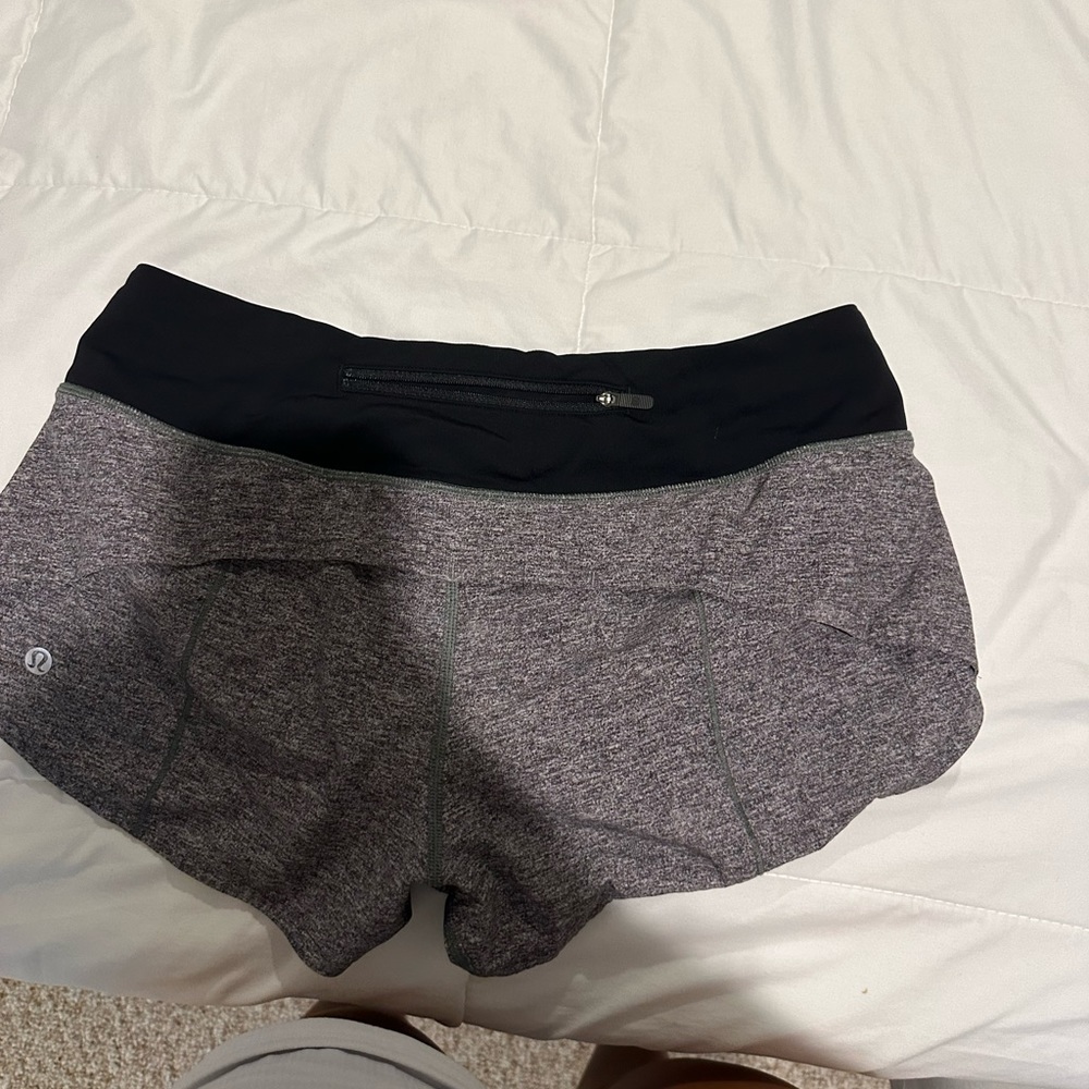 LULU shorts size 6 hotty hot!